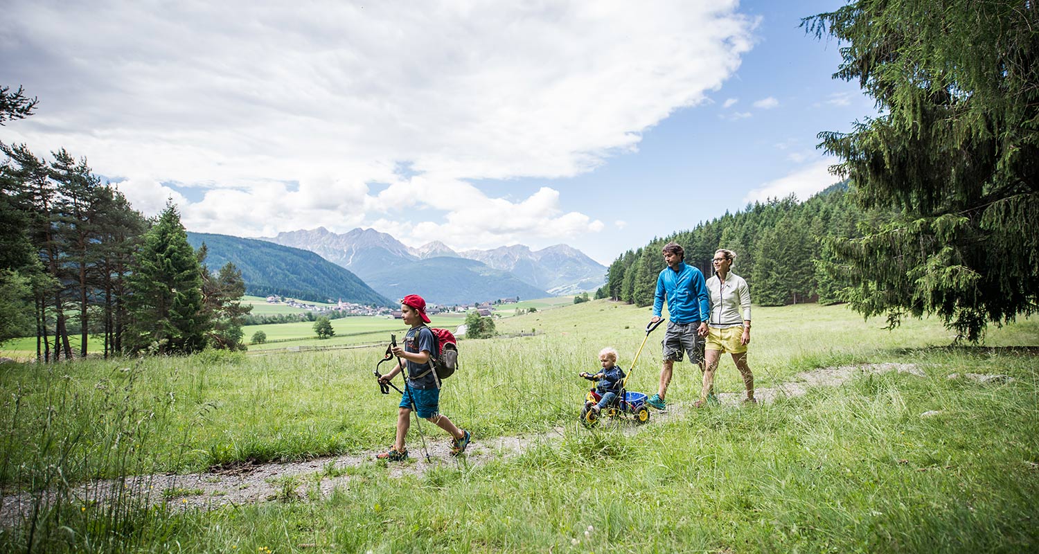 Famiglia con bambini su un sentiero a Rasen in Antholz nella Val Pusteria