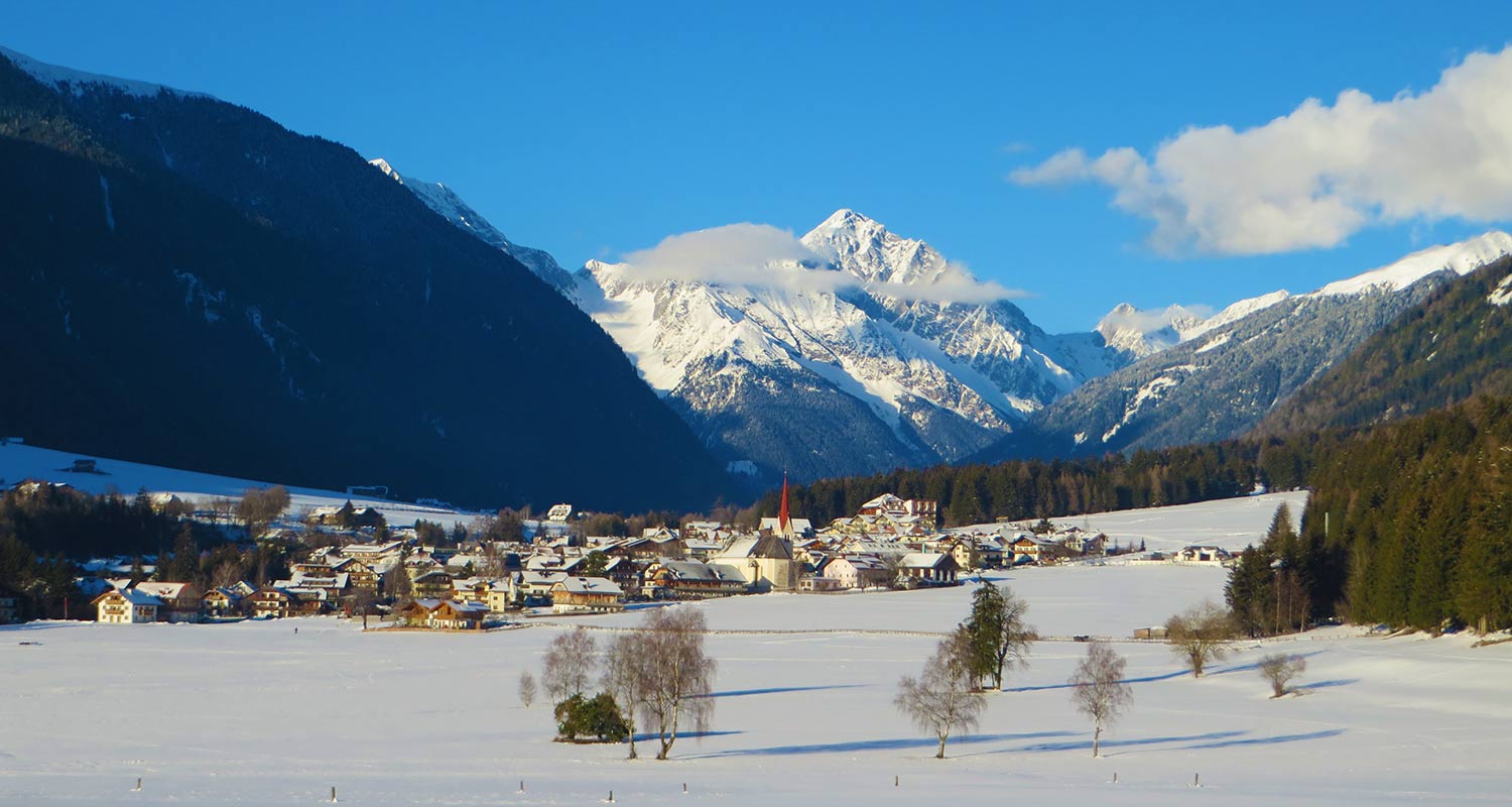 Die Ortschaft Rasen im Anholzertal umgeben von schneebedeckter Landschaft