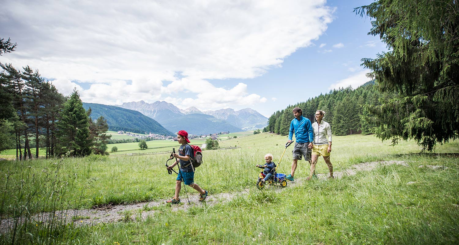 Familie mit Kindern auf einem Spazierweg in Rasen bei Antholz im Pustertal