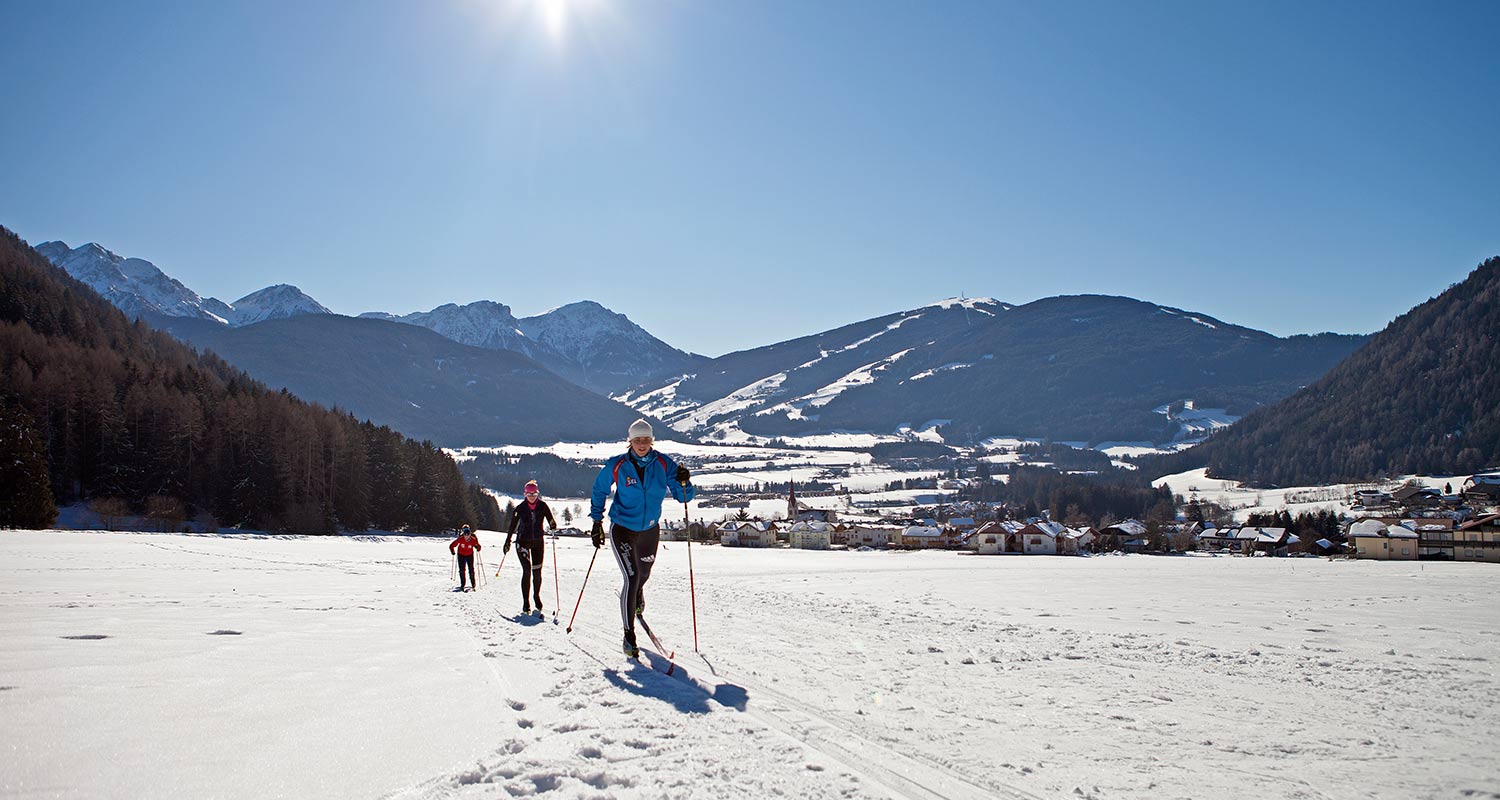 Gruppe von Langläufern auf einer Langlaufpiste am Kronplatz