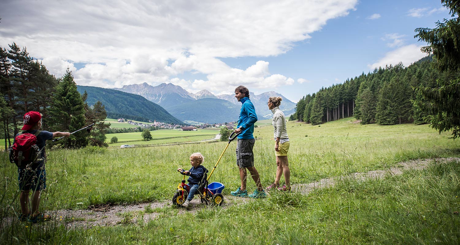 Famiglia con figli su un sentiero a Rasen in Antholzertal in Val Pusteria