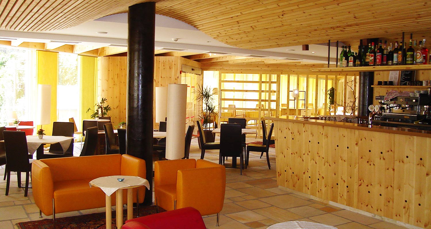 Area bar con moderni pannelli in legno nello Sporthotel Rasen