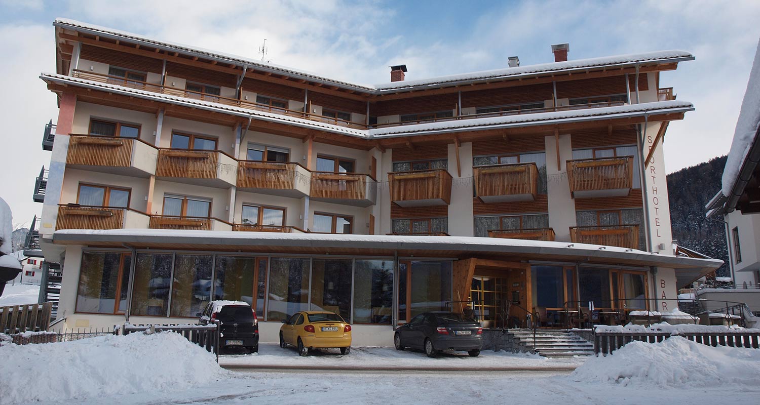 Außenansicht des Sporthotel Rasen im Ort Rasen im Winter